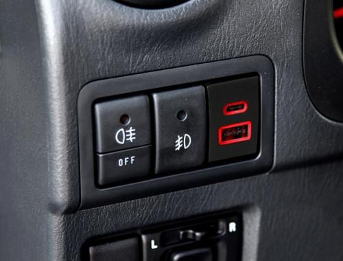 ジムニー/JB23W USB/USB-C搭載スイッチホールパネル